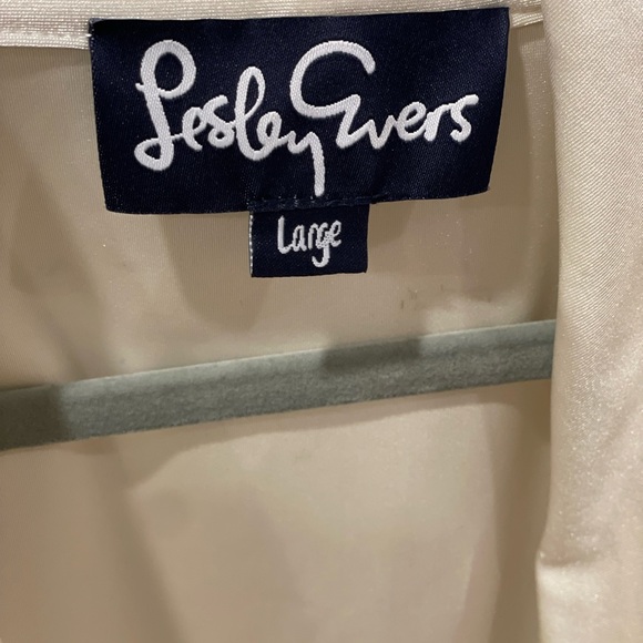 Lesly Evers cream polyester faux wrap silky, drape 3/4 sleeve top size Large - Picture 4 of 5